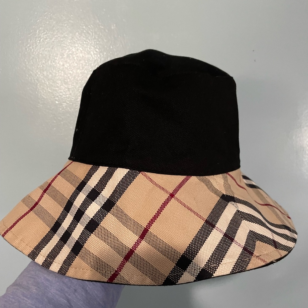Burberry reversible bucket hat
